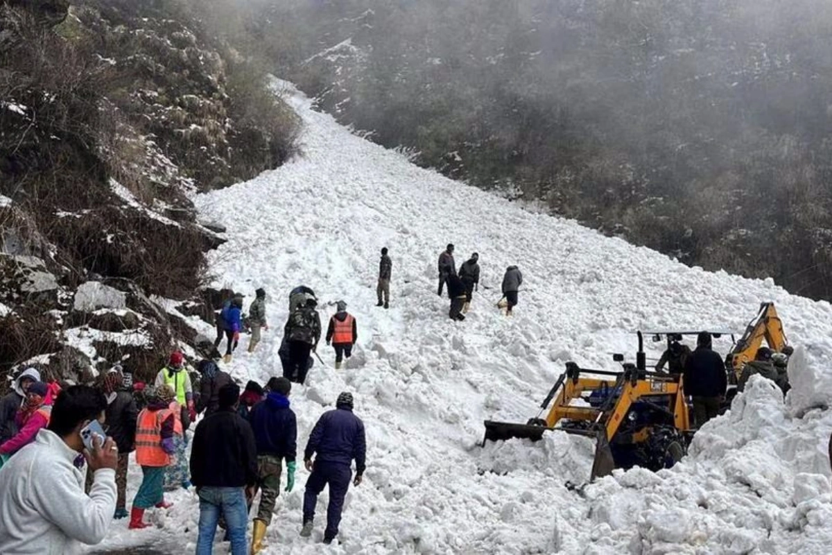 Hindistanda uçquna düşən turistlərdən 20-si sağ çıxarıldı - FOTO